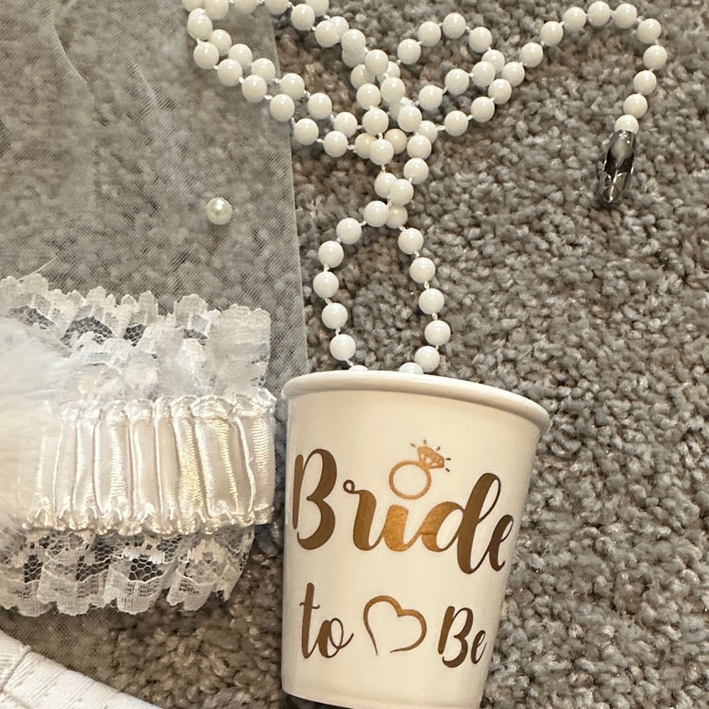 👰🏼 Bride White Bachelorette Accessories Set - Picture 4 of 7